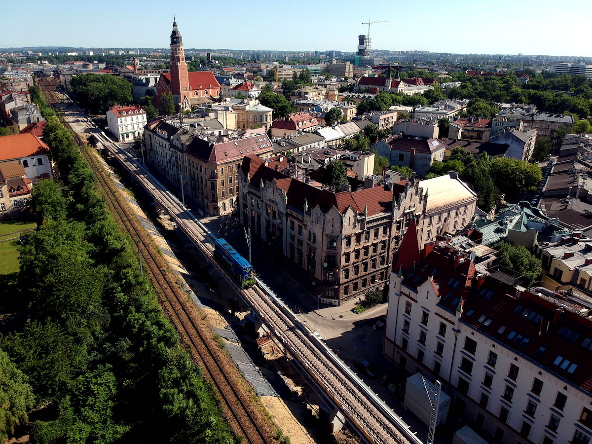 Zdjęcie lokomotywy na nowych estakadach w centrum Krakowa.