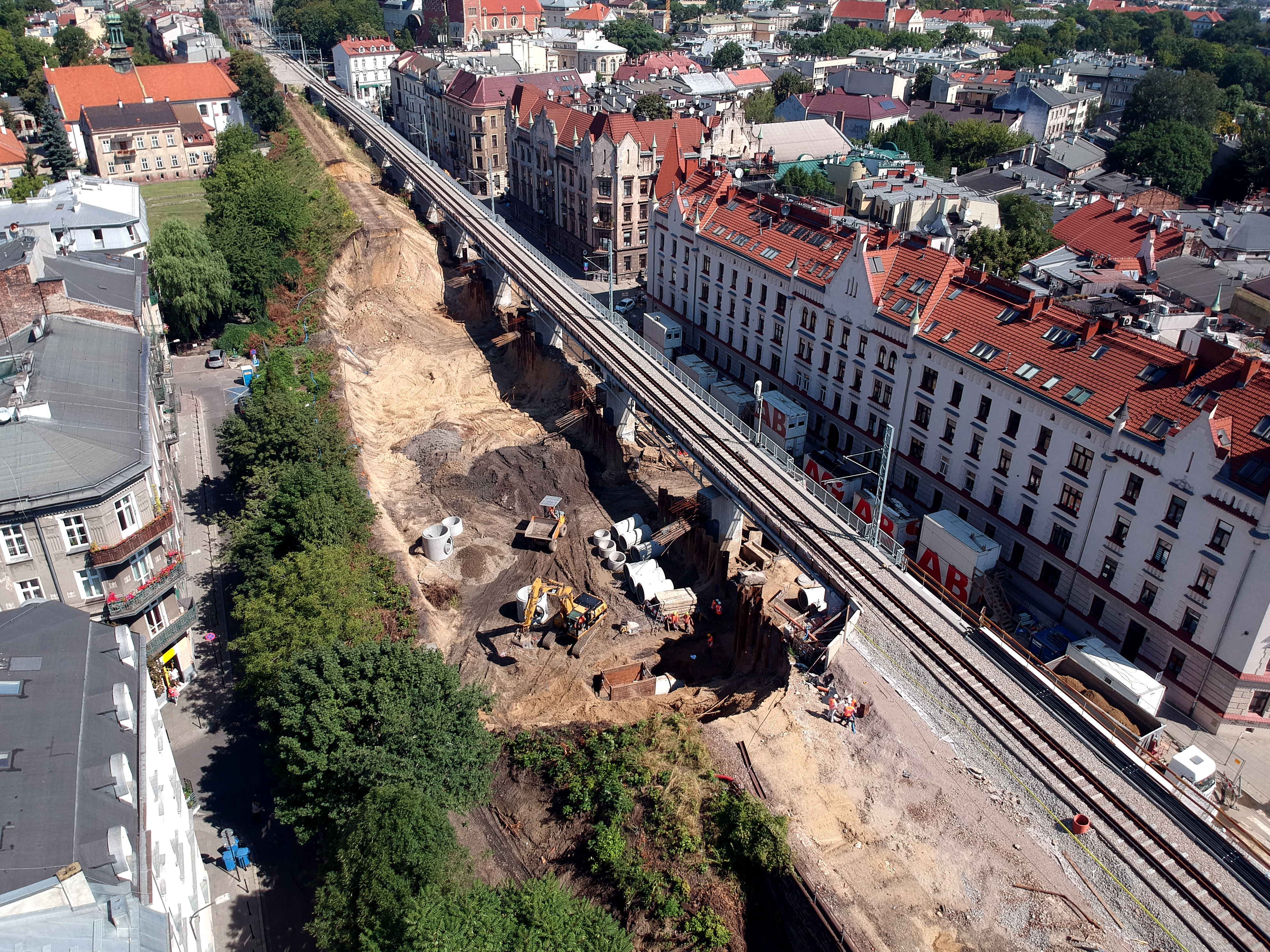 Zdjęcie z powietrza pokazujące prace przy rozbiórce starego nasypu kolejowego wzdłuż ul. Blich w Krakowie.