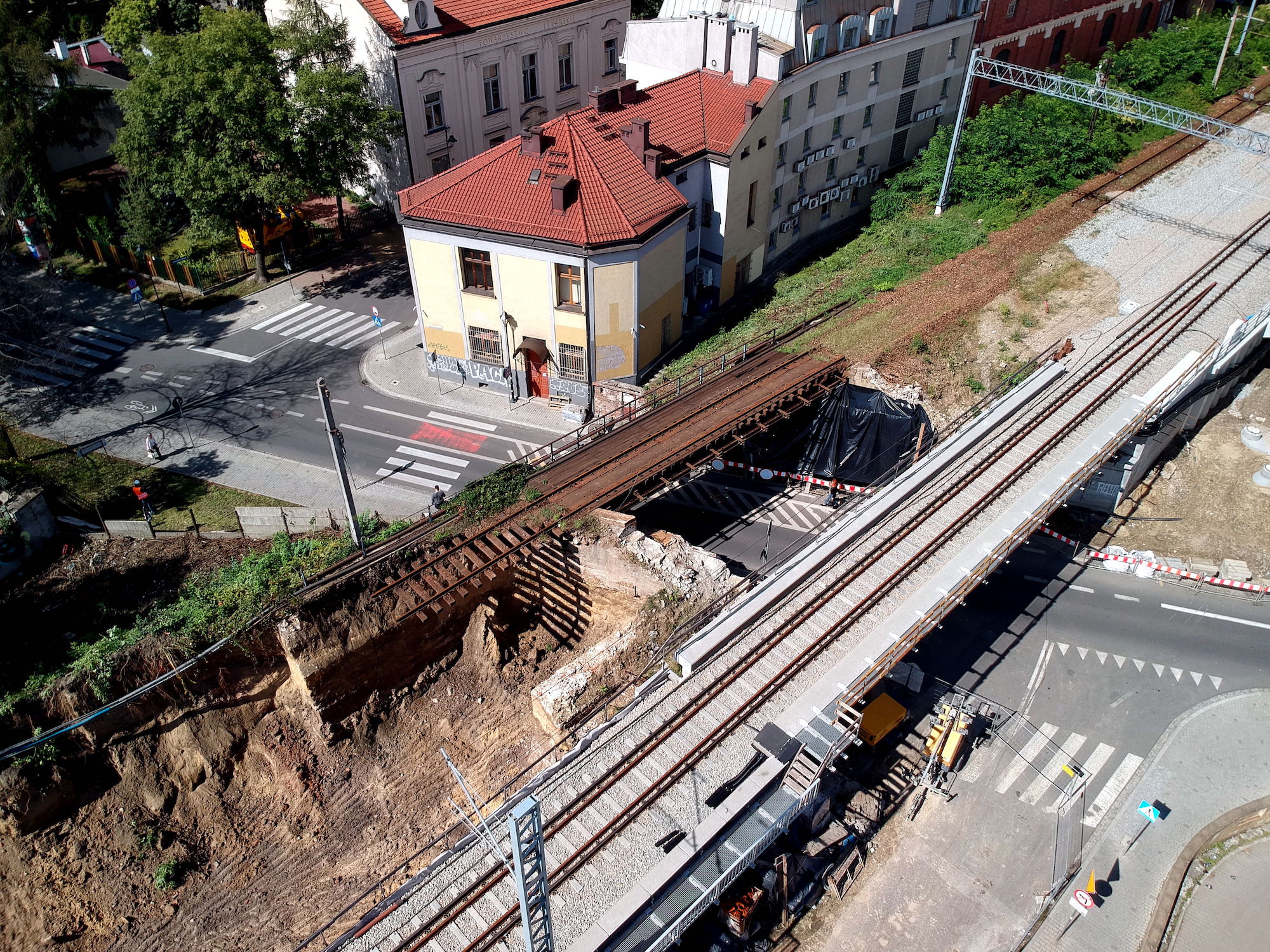 Zdjęcie z powietrza pokazujące stary i nowy wiadukt kolejowy nad ul. Kopernika w Krakowie.