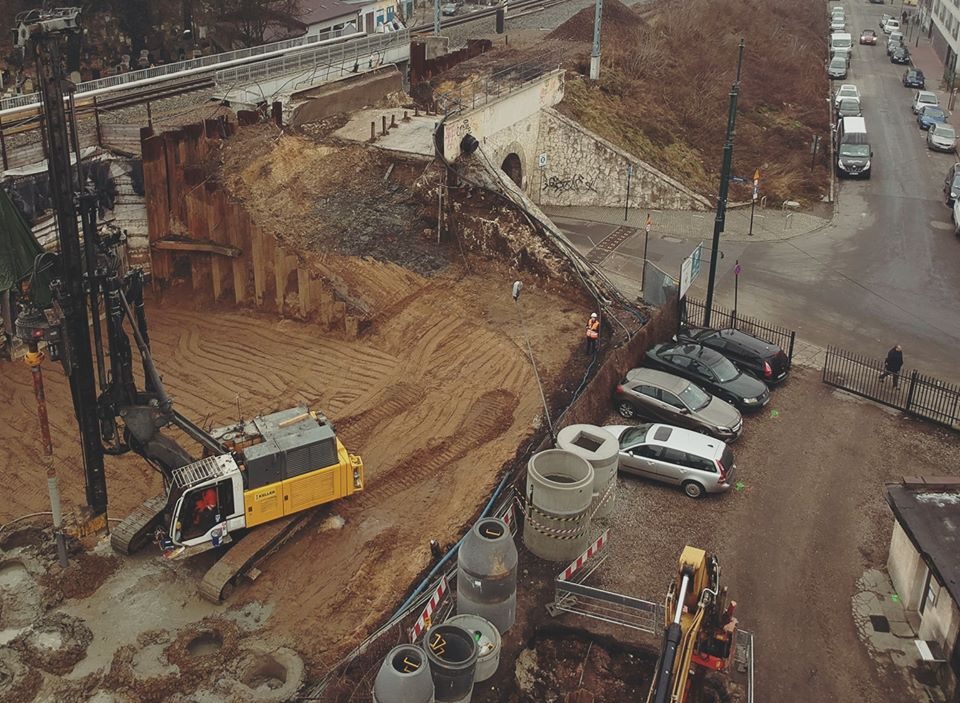 Zdjęcie z powietrza przedstawiające prace budowlane przy wiadukcie na ul. Miodowej.