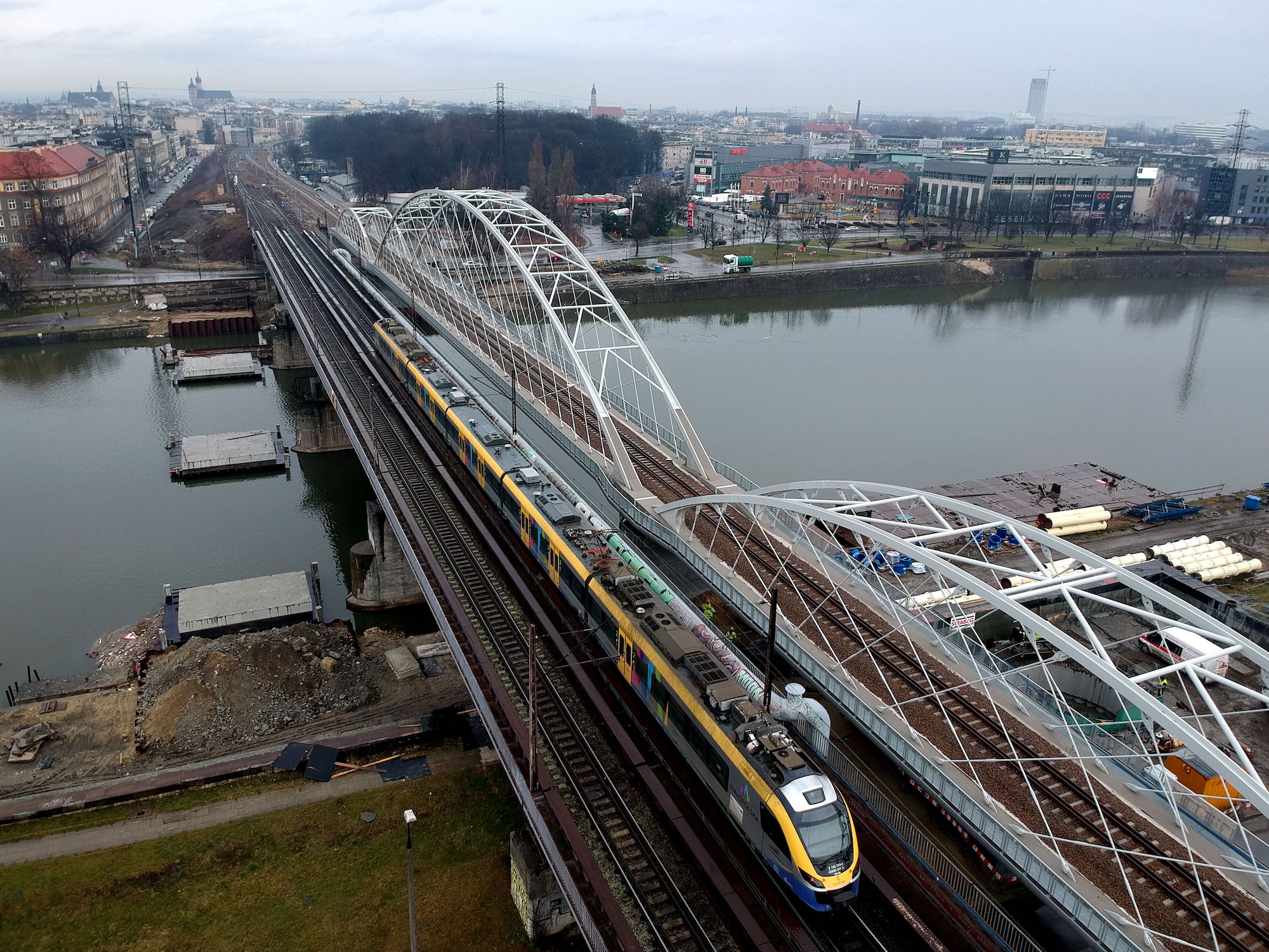 Zdjęcie starego i nowego mostu kolejowego nad Wisła wykonane z powietrza.