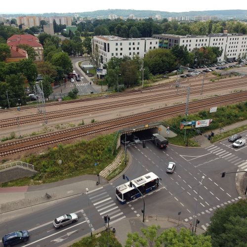 remont wiaduktu kolejowego na ul. Wrocławskiej. Zdjęcie wiaduktu kolejowego nad ul. Wrocławską w Krakowie wykonane z góry.