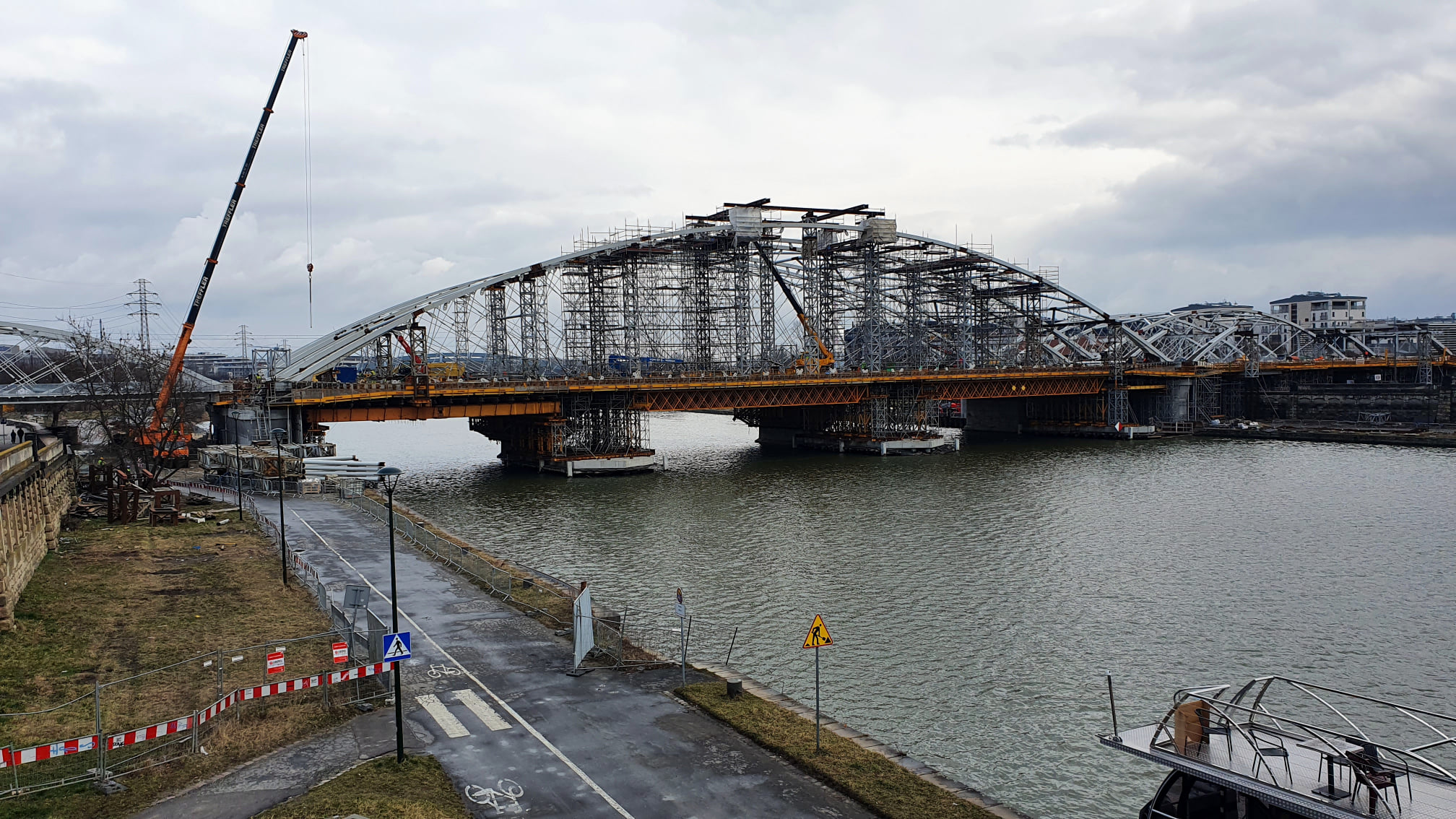 Zdjęcia przedstawiają montaż łuków na trzech nowych mostach kolejowych nad Wisłą w Krakowie.