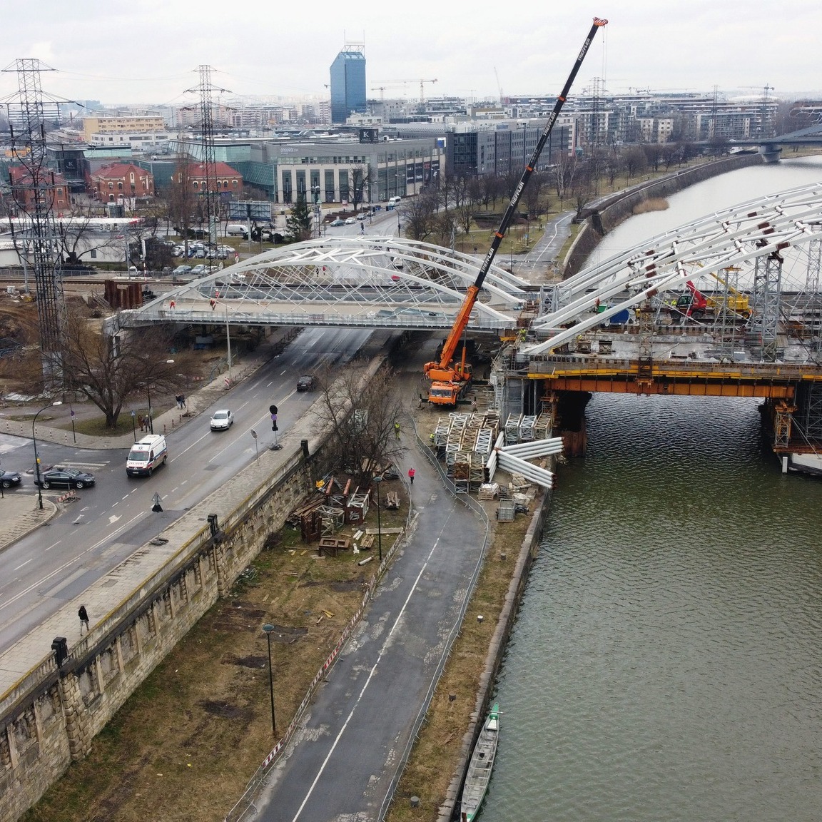 Zdjęcie pokazuje budowę mostów kolejowych w okolicy ulicy Podgórskiej w Krakowie.