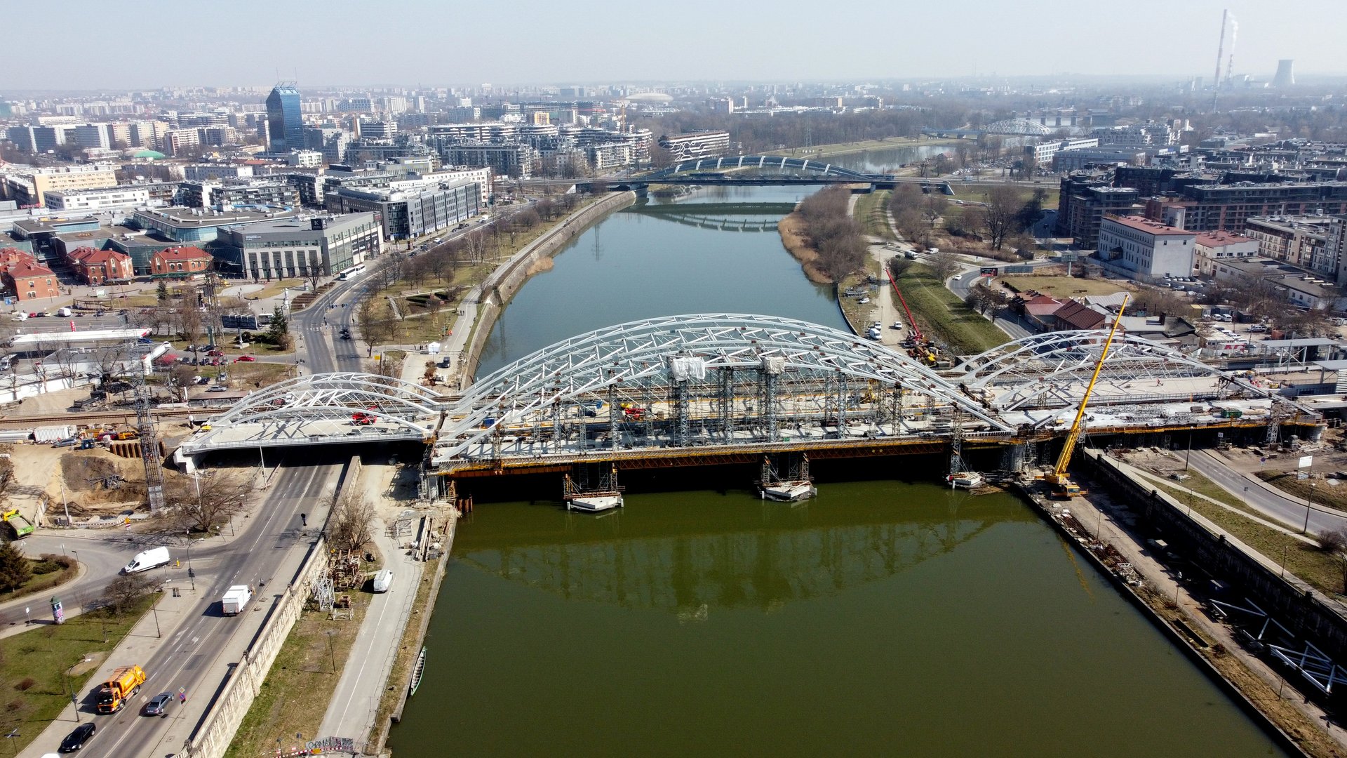 Zdjęcie przedstawia widok z lotu ptaka na nowy most kolejowy w Krakowie.