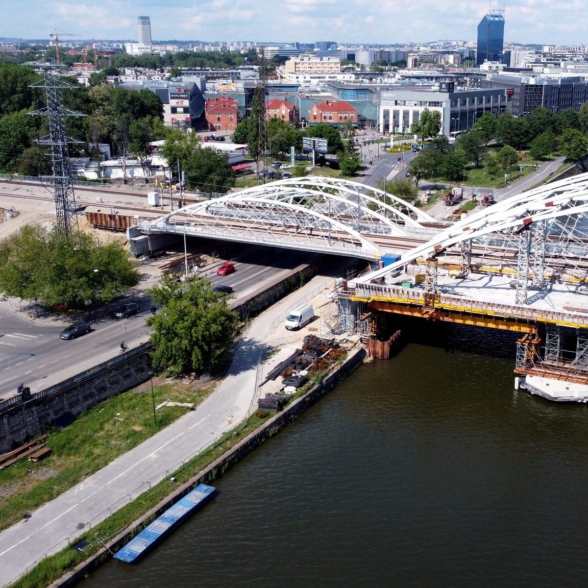 Zdjęcia przedstawiają most kolejowy na Bulwarze Kurlandzkim w Krakowie.