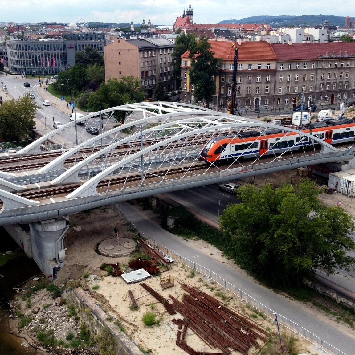 Pociąg przejeżdża na jednym z gotowych przęseł na mostach nad Wisłą w Krakowie.