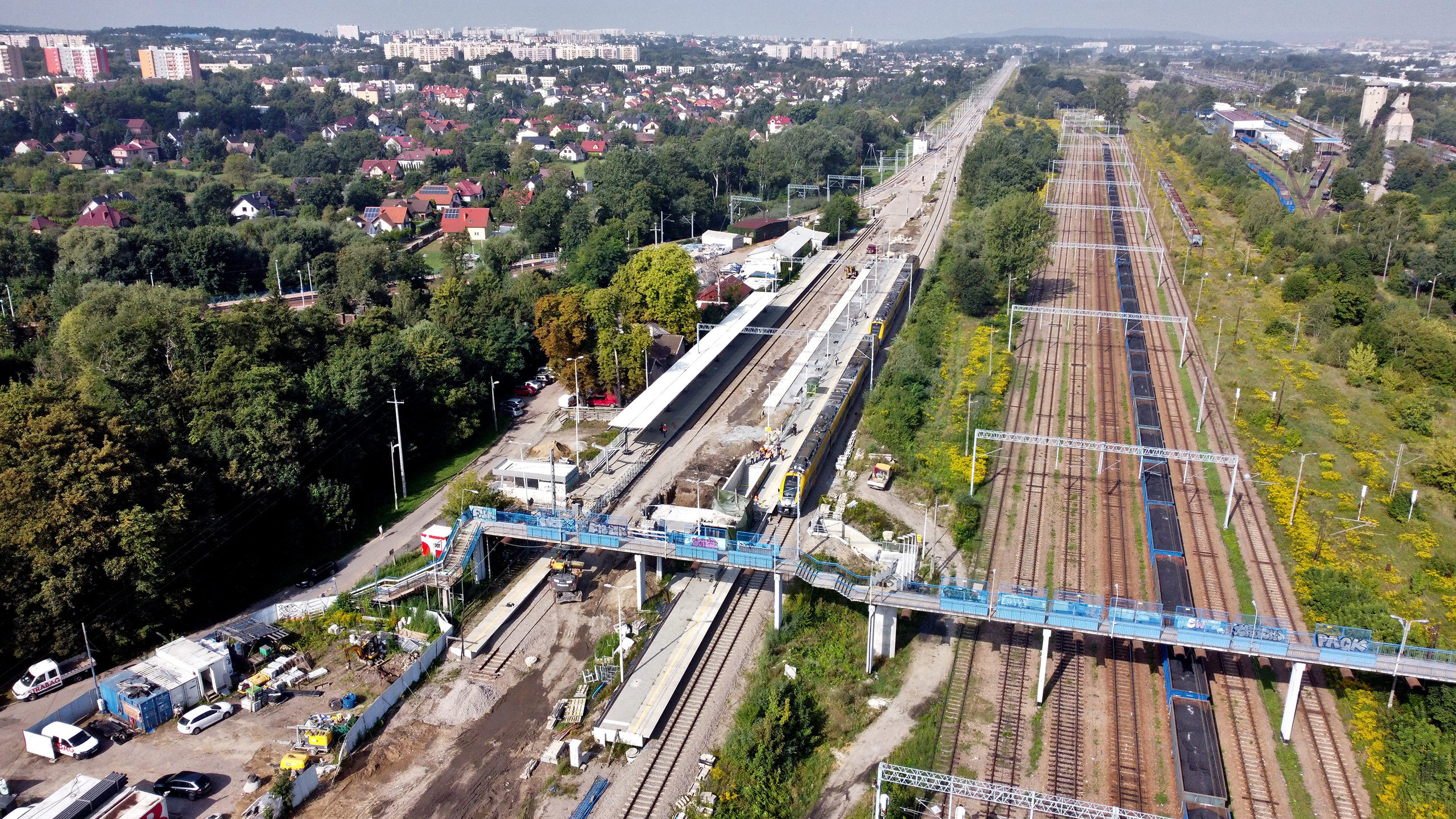 Zdjęcie przedstawia końcowe prace w przejściu podziemnym na stacji kolejowej Bieżanów.